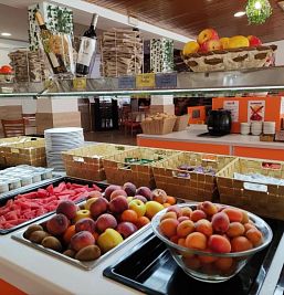Buffet en Inter2 con desayuno inglés completo, variedad de postres, platos fríos y calientes, incluyendo hamburguesas y pollo.