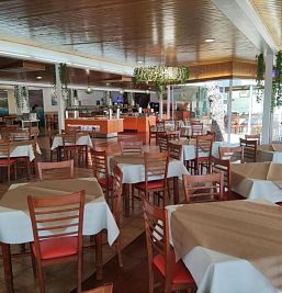Buffet en Inter2 con desayuno inglés completo, variedad de postres, platos fríos y calientes, incluyendo hamburguesas y pollo.