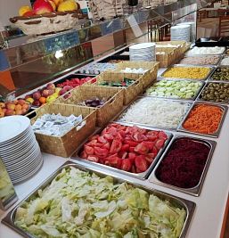 Buffet en Inter2 con desayuno inglés completo, variedad de postres, platos fríos y calientes, incluyendo hamburguesas y pollo.