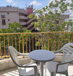 Balcón privado en Inter2 Salou con vistas exteriores y mobiliario para relajarse al aire libre.
