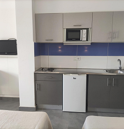 Estudio en Inter2 Salou con cocina americana totalmente equipada, ideal para estancias cómodas y funcionales cerca de la playa.