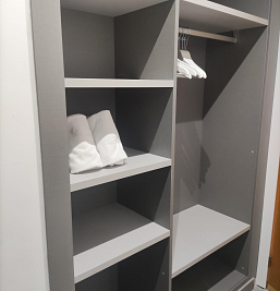 Estudio en Inter2 Salou con cocina americana totalmente equipada, ideal para estancias cómodas y funcionales cerca de la playa.