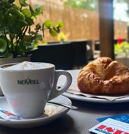 Café recién preparado acompañado de un croissant en Inter2, ideal para un desayuno delicioso.