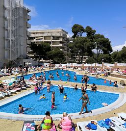 Piscina exterior de Inter2 con personas disfrutando del sol y el ambiente veraniego en Salou.