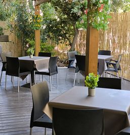 Café recién preparado acompañado de un croissant en Inter2, ideal para un desayuno delicioso.
