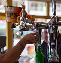Cerveza de barril servida en Broadway Bar en Salou, perfecta para refrescarse durante la estancia.