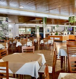 Buffet en Inter2 con desayuno inglés completo, variedad de postres, platos fríos y calientes, incluyendo hamburguesas y pollo.