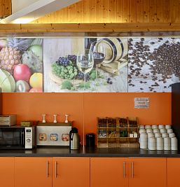 Buffet en Inter2 con desayuno inglés completo, variedad de postres, platos fríos y calientes, incluyendo hamburguesas y pollo.
