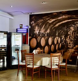Buffet en Inter2 con desayuno inglés completo, variedad de postres, platos fríos y calientes, incluyendo hamburguesas y pollo.