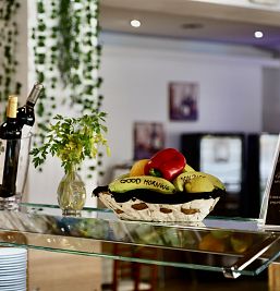 Buffet en Inter2 con desayuno inglés completo, variedad de postres, platos fríos y calientes, incluyendo hamburguesas y pollo.