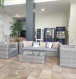 Recepción luminosa y moderna en Inter2 Salou, con ambiente acogedor y diseño superior para recibir a los huéspedes.
