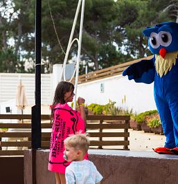 Mascota Inti animada en Inter2, símbolo divertido y representativo del complejo turístico.
