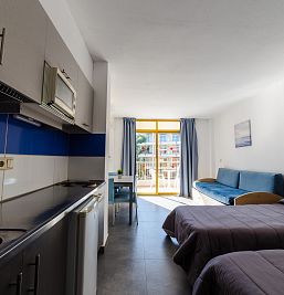 Interior moderno y acogedor del estudio Inter2 en Salou, con salón-comedor, cocina integrada y decoración funcional.