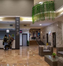 Recepción moderna y acogedora en Inter2 Salou, con personal atento para recibir a los huéspedes.