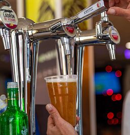Cerveza de barril servida en Broadway Bar en Salou, perfecta para refrescarse durante la estancia.