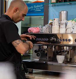 Camarero en Inter2 preparando café recién hecho para los huéspedes.
