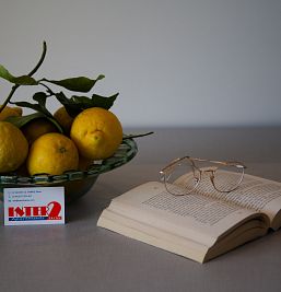 Imagen de promoción Inter2 con limones y un libro
