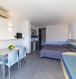 Studio superior iluminado en Inter2 Salou, con espacios amplios y diseño moderno para una estancia confortable.