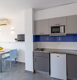 Estudio en Inter2 Salou con cocina americana totalmente equipada, ideal para estancias cómodas y funcionales cerca de la playa.