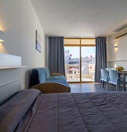 Vista del interior del estudio en Inter2 Salou, con espacios bien distribuidos, zona de estar con sofá, cocina equipada y estilo contemporáneo.