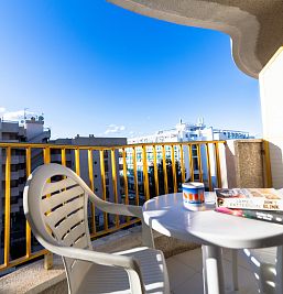 Balcón privado con vistas panorámicas a Salou, ideal para disfrutar del clima mediterráneo.