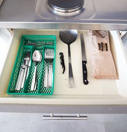Utensilios de cocina en el estudio Inter2, con encimera equipada ideal para estancias turísticas.