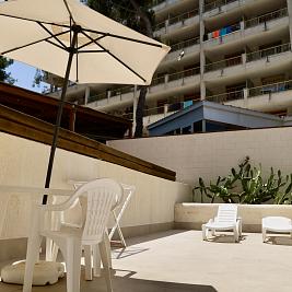 Terraza privada en planta baja del Inter2 Salou, con mobiliario exterior y vistas al jardín.