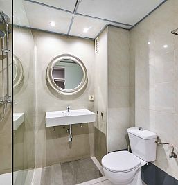 Baño moderno y funcional en el estudio Inter2 Salou, con ducha, lavabo y toallas incluidas.