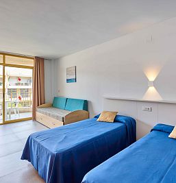 Studio superior iluminado en Inter2 Salou, con espacios amplios y diseño moderno para una estancia confortable.
