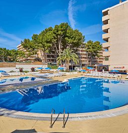 Vista de la piscina exterior del complejo Inter2, rodeada de tumbonas y zona de descanso ideal para el verano en Salou.