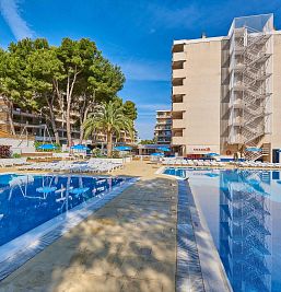 Vista de la piscina exterior del complejo Inter2, rodeada de tumbonas y zona de descanso ideal para el verano en Salou.