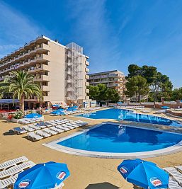 Vista de la piscina exterior del complejo Inter2, rodeada de tumbonas y zona de descanso ideal para el verano en Salou.