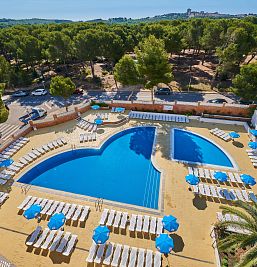 Vista aérea de la piscina del complejo Inter2 en Salou, rodeada de zona solárium y ambiente veraniego.