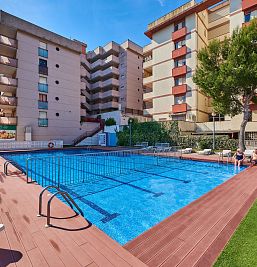 Preciosa piscina exterior en Inter Apartments, ideal para relajarse durante las vacaciones en Salou.