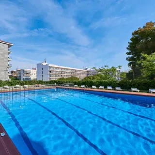 Piscina con terraza-solarium en Salou