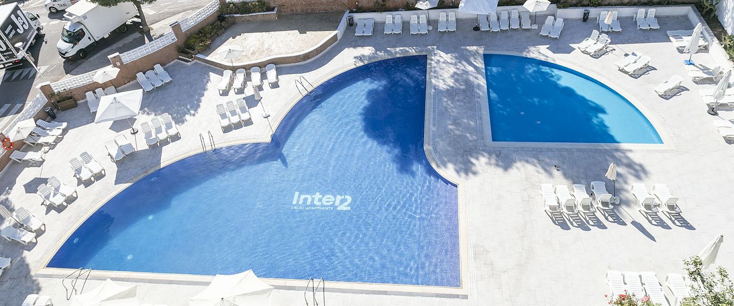Outdoor pool and sun loungers: Sun, pool and relaxation await you